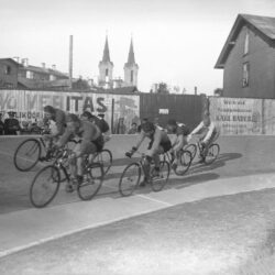Hans Soosaar (1903–1961). Jalgrattavõistlus Tallinna velodroomil Wismari tänaval. 1932. Klaasnegatiiv, 10 x 15 cm. Fotomuuseum / Tallinna Linnamuuseum TLM Fn 1926  https://www.muis.ee/museaalview/2295573