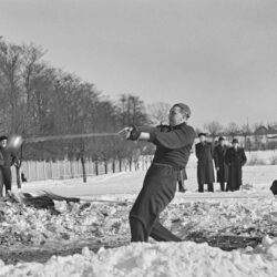 Gunnar Vaidla (1919–2007). Vasaraheide talvistel kergejõustiku võistlustel Kadrioru staadionil Tallinnas. 1951. Filminegatiiv, 24 x 36 mm. Eesti Spordi- ja Olümpiamuuseum ESM F 1120:3977/negatiiv https://www.muis.ee/museaalview/3966396