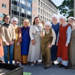 Tallinna Linnamuuseumi meeskond perepäeval Vabaduse väljakul