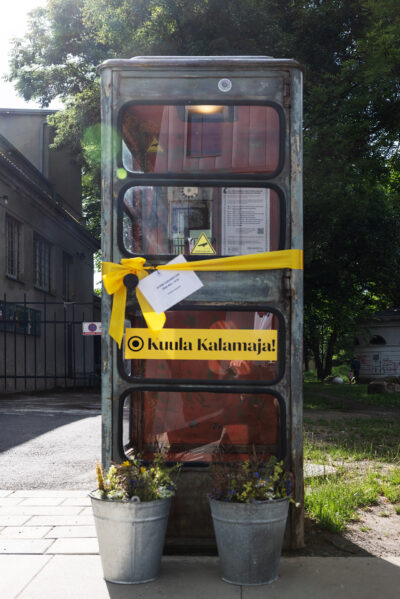 <b>Alates 13. juunist uus näitus Kalamaja lugudega Vana-Kalamaja tänava telefoniputkas</b>