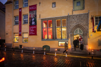 <b>Melu Mustpeade vennaskonna moodi: <br>Tallinna linnaelumuuseumi avamine. </b><br>Galerii avapeost 21. novembril 2025