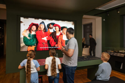 HÕBEMUNA: näitus "Rikkad ja ilusad. Mustpeade vennaskond Tallinnas" <br><b>võitis Kuldmuna auhinna</b>